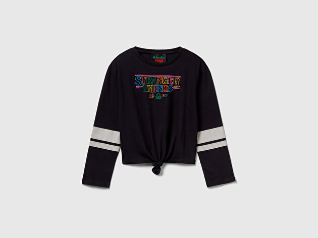 Benetton Kız Çocuk %100 Pamuk Stranger Things Ön Düğüm Detaylı Kol Şerit Baskılı T-Shirt