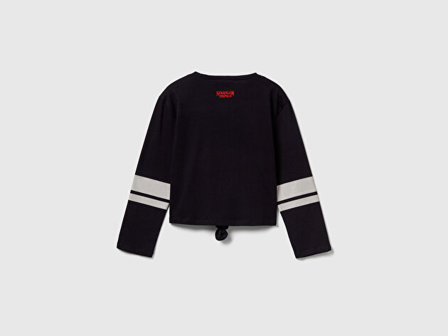 Benetton Kız Çocuk %100 Pamuk Stranger Things Ön Düğüm Detaylı Kol Şerit Baskılı T-Shirt