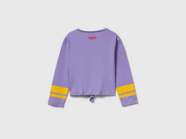 Benetton Kız Çocuk %100 Pamuk Stranger Things Ön Düğüm Detaylı Kol Şerit Baskılı T-Shirt