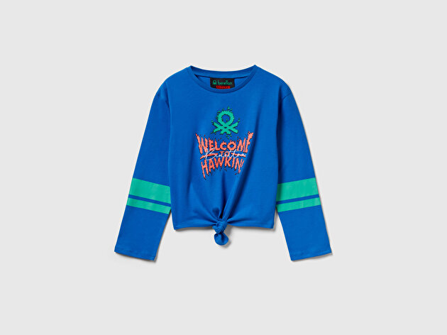 Benetton Kız Çocuk %100 Pamuk Stranger Things Ön Düğüm Detaylı Kol Şerit Baskılı T-Shirt