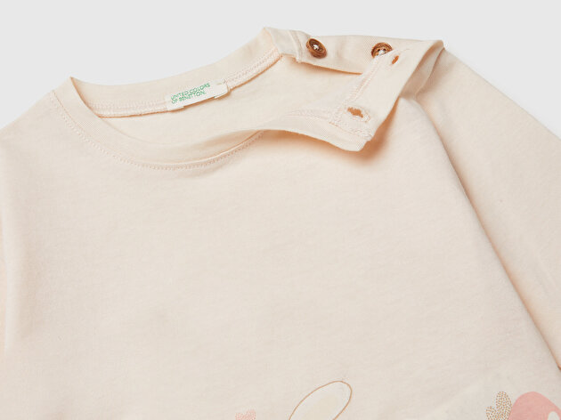 Benetton Bebek Omzu Ahşap Düğmeli Su Baskılı Nakışlı Uzun Kollu T-Shirt