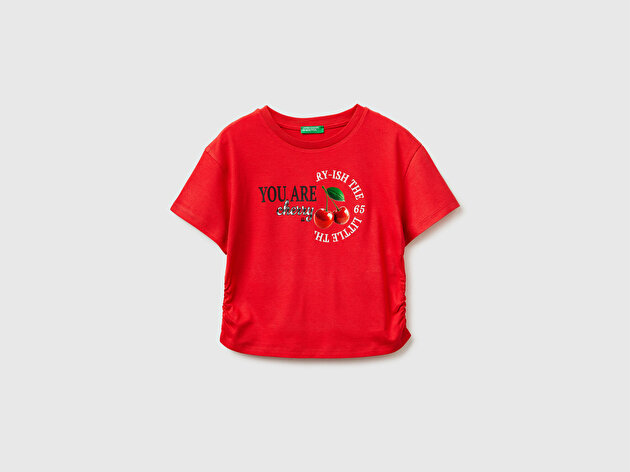 Benetton Kız Çocuk Kırmızı Yanları Büzgülü Detaylı Önü Baskılı ve İşlemeli T-Shirt