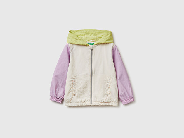 Benetton Kız Bebek Beyaz Mix Kolu Logo Detaylı Astarlı Kapüşonlu Yağmurluk