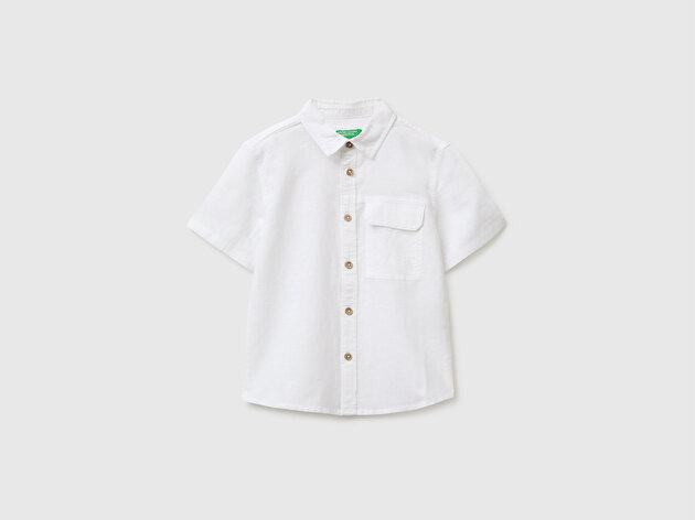 Benetton Erkek Bebek Beyaz Logo İşlemeli Kapaklı Cepli Ahşap Düğmeli Kısa Kollu Gömlek