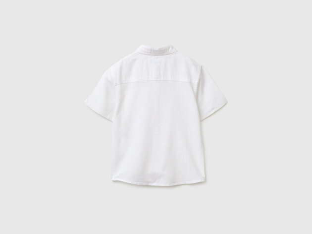 Benetton Erkek Bebek Beyaz Logo İşlemeli Kapaklı Cepli Ahşap Düğmeli Kısa Kollu Gömlek