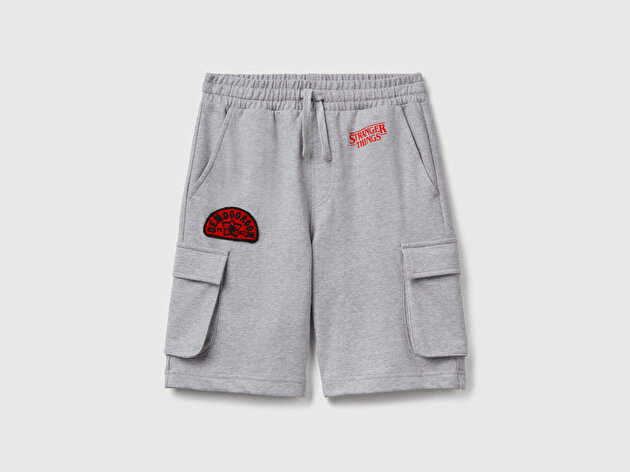 Benetton Erkek Çocuk Gri melanj % 100 Pamuk  Stranger Things Patch ve Baskı Detaylı Kargo Bermuda Şort